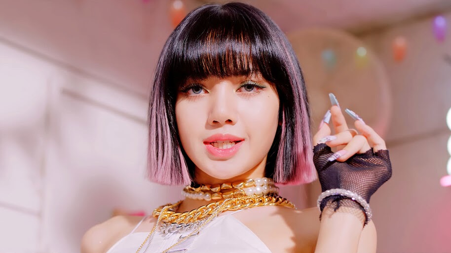 The-10-Most-Expensive-Jewelries-Have-Been-Worn-By-BLACKPINK-Lisa-Wore-In-Ice-Cream-1