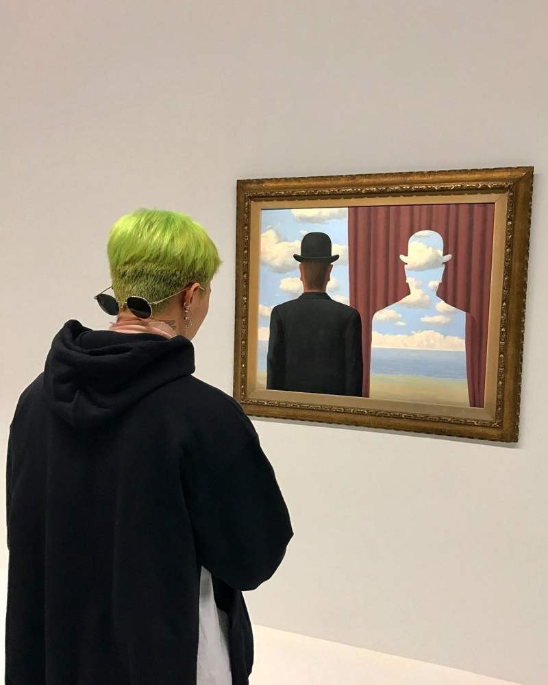 G-Dragon and his art collection. Photo: @xxxibgdrgn/Instagram