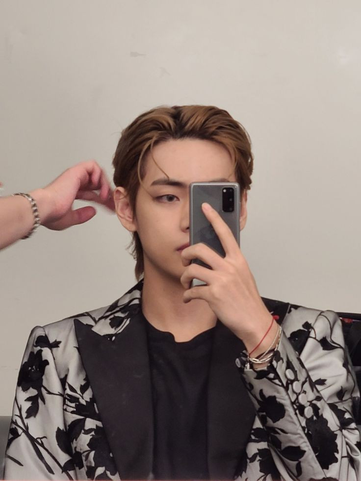  10 K-Pop Idols Who Have Mastered The Mirror Selfie