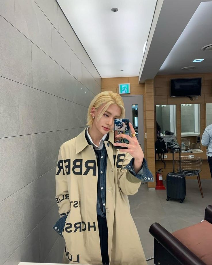  10 K-Pop Idols Who Have Mastered The Mirror Selfie