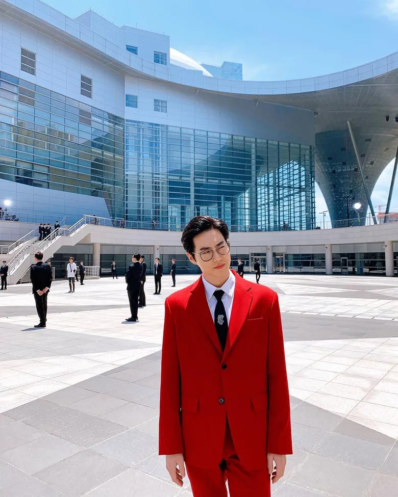  5 Times EXO's SuHo Showed His Power In Red