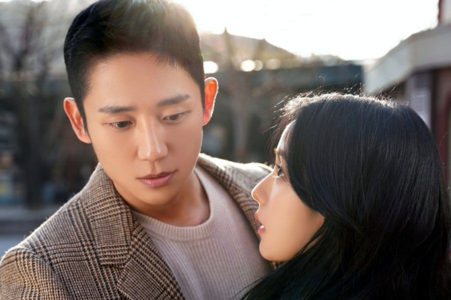 Jung Hae In And BLACKPINK&#39;s Jisoo Have Romantic Yet Tense 1st Encounter In  “Snowdrop” | Soompi