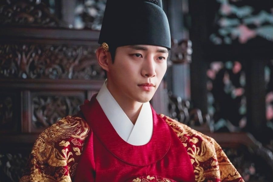 2PM's Lee Junho Finally Becomes King In “The Red Sleeve” | Soompi