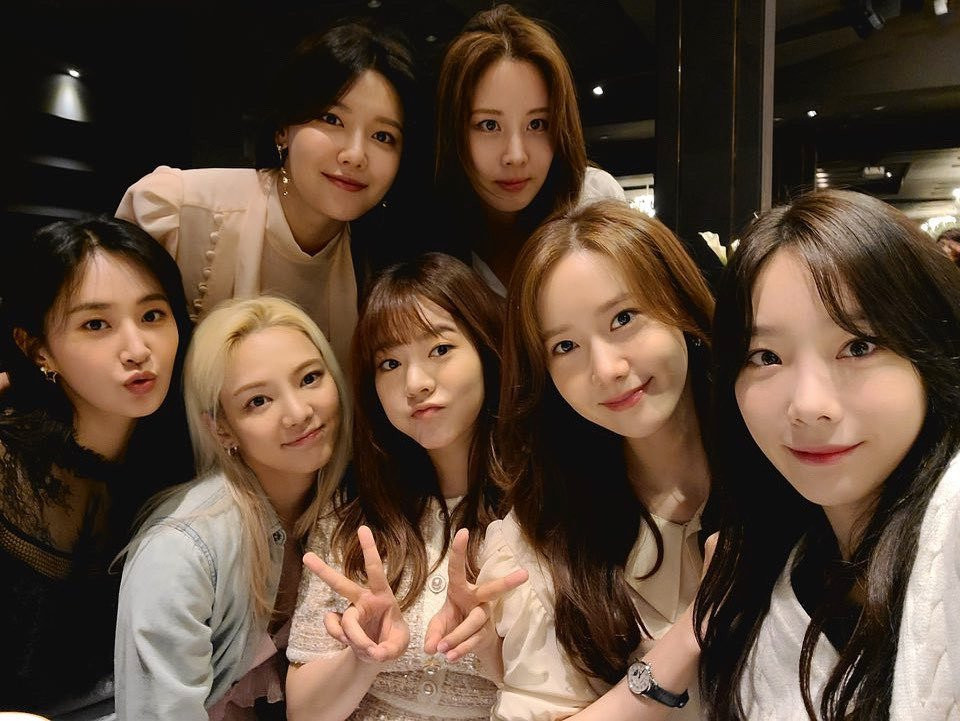 Girls' Generation show off lasting friendship at their manager's wedding |  allkpop