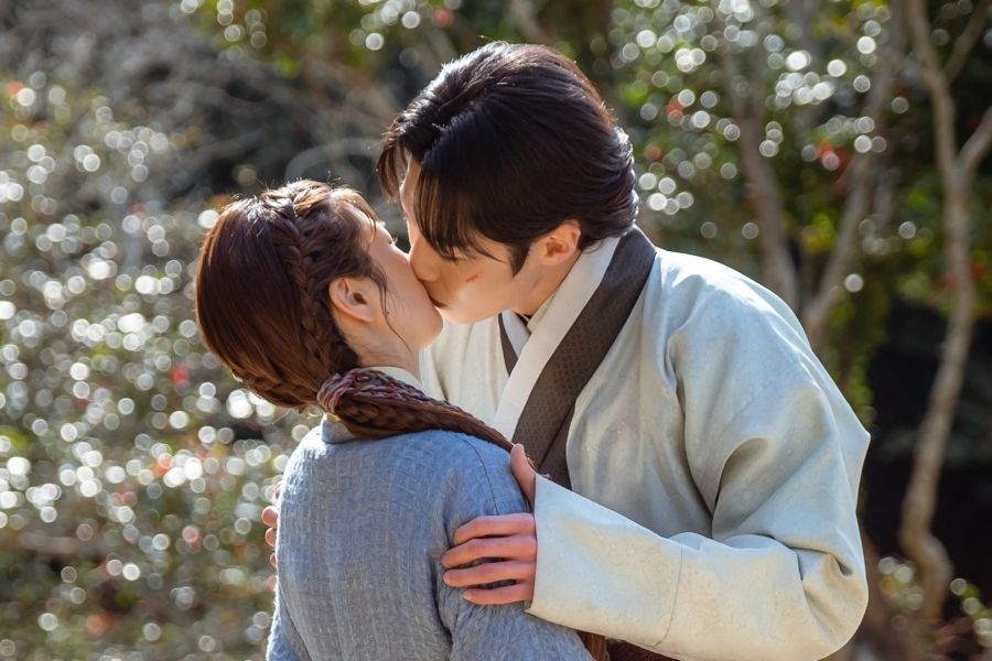 Lee Jae Wook Pulls Jung So Min In For A Heart-Stopping Kiss On “Alchemy Of  Souls” | Soompi