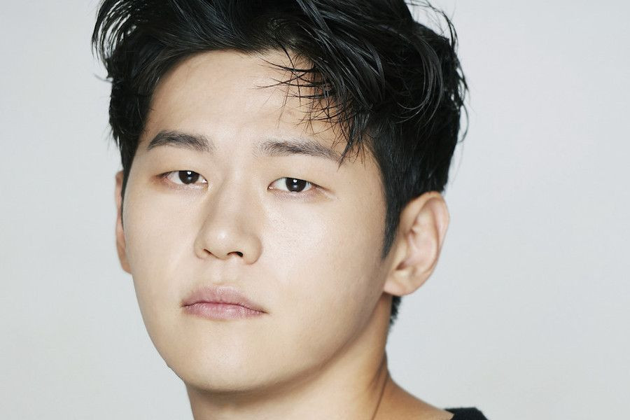 Lee Hak Joo To Tie The Knot With Non-Celebrity Girlfriend