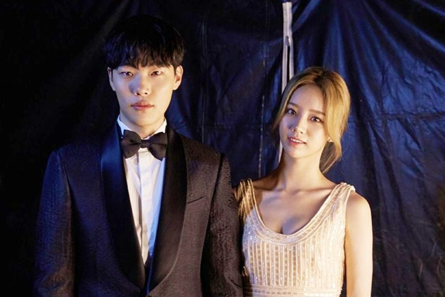 Girl’s Day’s Hyeri Surprises Boyfriend Ryu Jun Yeol In Person For His Birthday On Set Of “Money Game”