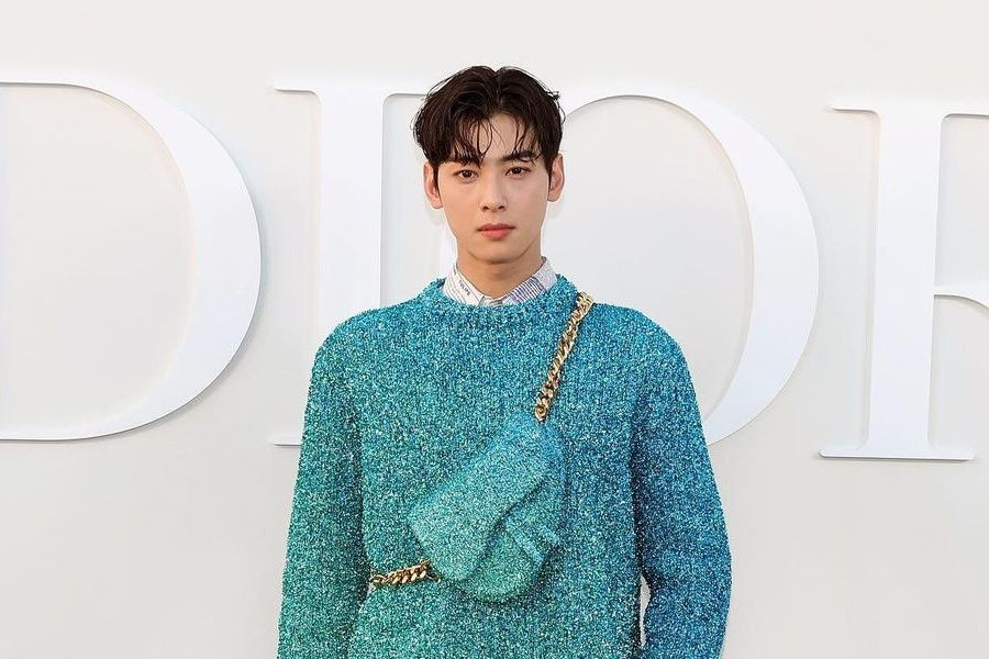ASTRO's Cha Eun Woo Poses With Naomi Campbell, Robert Pattinson, And More  At Dior's Fashion Show In Egypt | Soompi