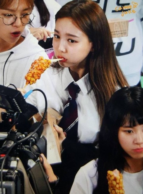 TWICE Nayeon Is Turning Heads Again… Just By Eating A Hotdog - Koreaboo